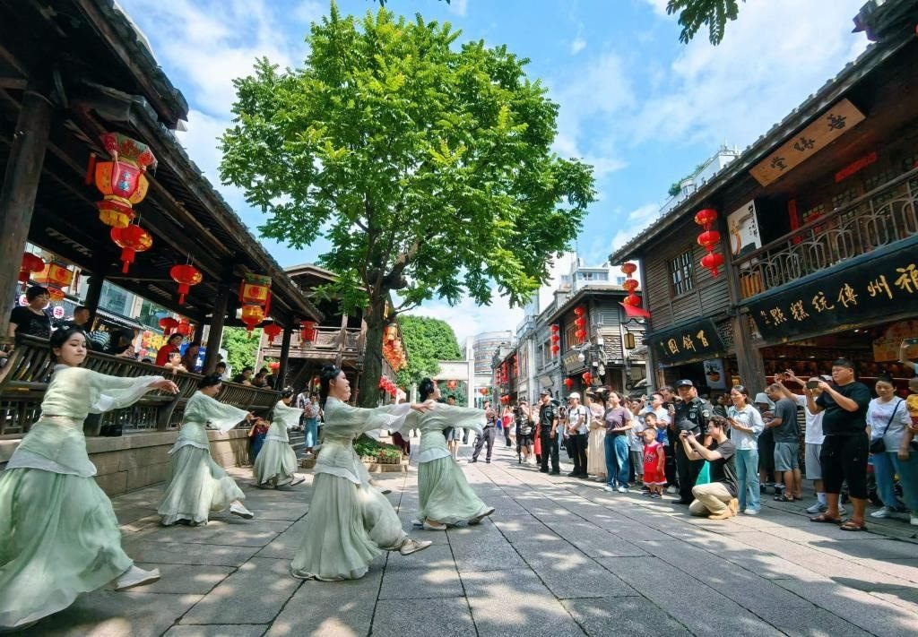 國慶節(jié)期間，福州市三坊七巷歷史文化街區(qū)上演《尋夢(mèng)閩都》快閃。新華社發(fā)