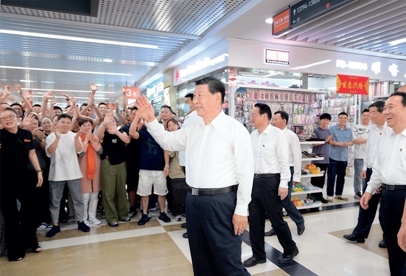 2023年9月20日至21日，中共中央總書記、國家主席、中央軍委主席習近平在浙江考察。這是20日上午，習近平在義烏國際商貿城考察時，同商戶親切交流。 新華社記者 李學仁/攝