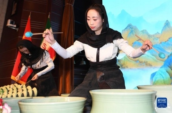 10月30日，演員在伊朗德黑蘭伊朗國家藝術(shù)科學(xué)院舉行的“青風(fēng)海上來”浙江青瓷巡禮開幕式暨“萬象中國·天下寧波”寧波文旅推介會(huì)開幕式上表演。新華社記者 沙達(dá)提 攝