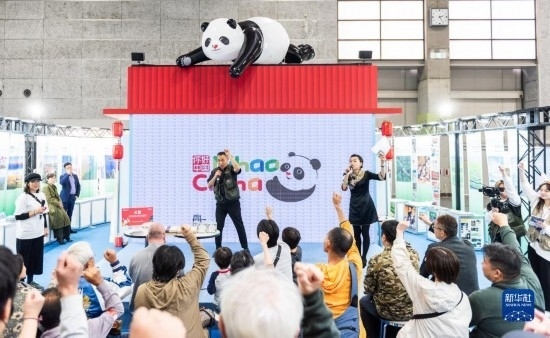  10月29日，游客在日本大阪國際會展中心中國館參與中國旅游知識問答活動。新華社發(fā)（中國駐大阪旅游辦事處供圖）