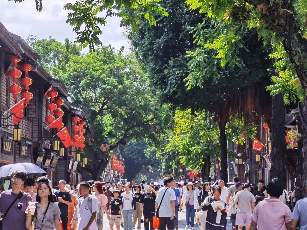 國慶節(jié)期間，三坊七巷歷史文化街區(qū)游人如織。新華社發(fā)