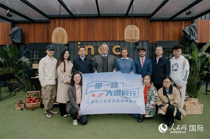在烏拉圭第118屆普拉多牧農(nóng)業(yè)國際博覽會上，烏拉圭國家肉類協(xié)會主席與人民網(wǎng)記者合影。人民網(wǎng)記者 張若涵攝