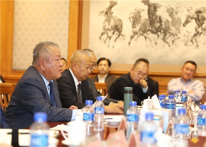 2.2023年10月30日，張義波（左一）會長匯報商會工作情況。人民網(wǎng)記者 霍文攝
