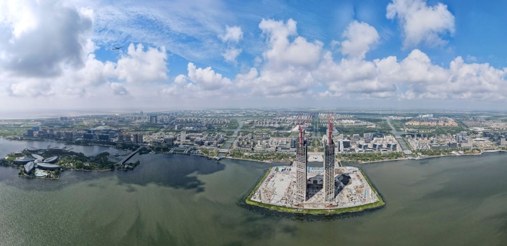 2022年9月4日，在服貿(mào)會(huì)首鋼園區(qū)金融服務(wù)專題展上，參觀者在中國民生銀行展臺(tái)咨詢金融業(yè)務(wù)。新華社記者 金皓原 攝