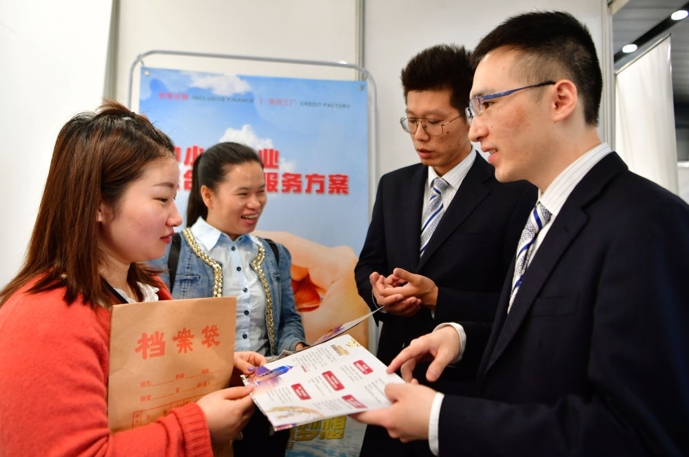 2019年5月9日，兩名鞋業(yè)公司的工作人員（左一和左二）向銀行工作人員咨詢中小微企業(yè)金融服務(wù)方案細(xì)則。當(dāng)日，福建自貿(mào)區(qū)福州片區(qū)稅企銀三方對(duì)接會(huì)在馬尾基金小鎮(zhèn)舉辦，來自傳統(tǒng)制造業(yè)、物聯(lián)網(wǎng)和電子商務(wù)等行業(yè)的企業(yè)代表參加對(duì)接會(huì)。新華社記者 魏培全 攝