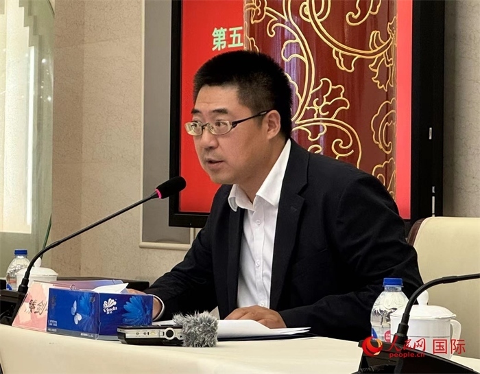 10月31日，歐美同學會副秘書長滕劍峰在第五屆中法文化論壇媒體吹風會上講話。（人民網(wǎng) 謝瑩攝）