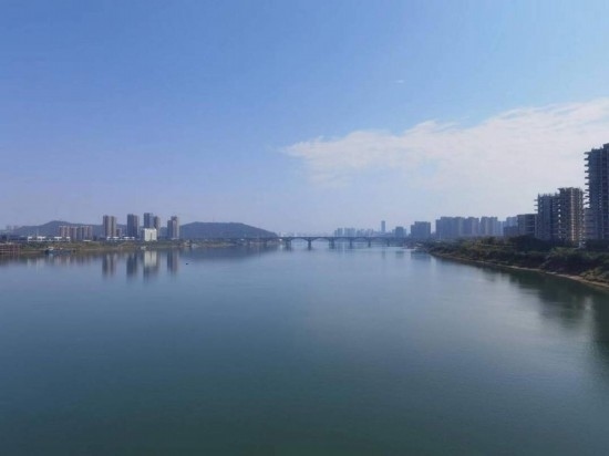 10月24日，在清水塘大橋景觀通道上拍攝的湘江景色。本報記者 常雯宜攝