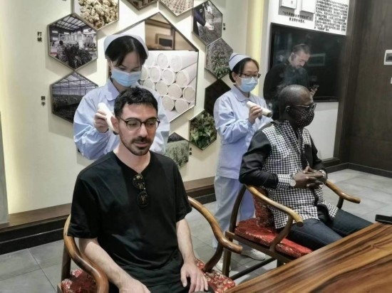 2023“一帶一路”媒體合作論壇聯(lián)合采訪團(tuán)團(tuán)員在九牛草展示館體驗(yàn)艾灸。（本報(bào)記者 黃超攝）