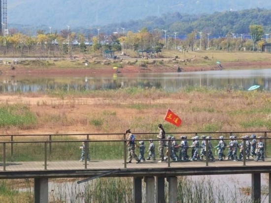 10月24日，秋游的幼兒園小朋友在老師帶領(lǐng)下走在清水塘公園里的木橋上。本報記者 常雯宜攝