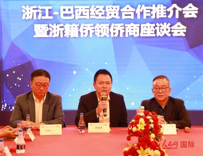 中國駐里約代總領事王尉育（中）在活動中致辭。人民網(wǎng)記者 陳海琪攝