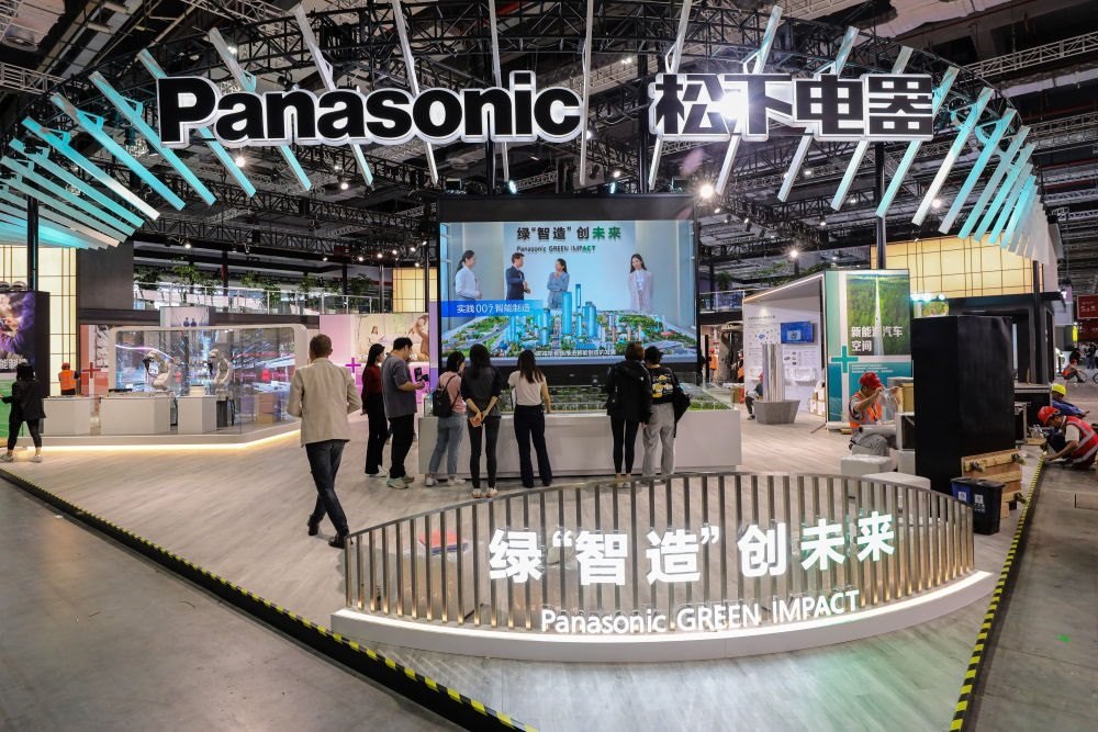 2023年11月2日，工作人員在進(jìn)博會松下電器展位做準(zhǔn)備工作。新華社記者 辛夢晨 攝