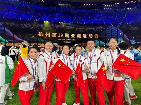 杭州亞運會閉幕式上，教練李紅（右三）和隊員們合影（左二為龔莉）。受訪者供圖