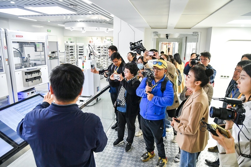 2023年10月16日，第三屆“一帶一路”國(guó)際合作高峰論壇新聞中心組織中外記者采訪。記者在中德大廈內(nèi)的博世未來(lái)工廠展區(qū)參觀，了解其高質(zhì)量創(chuàng)新發(fā)展成果。