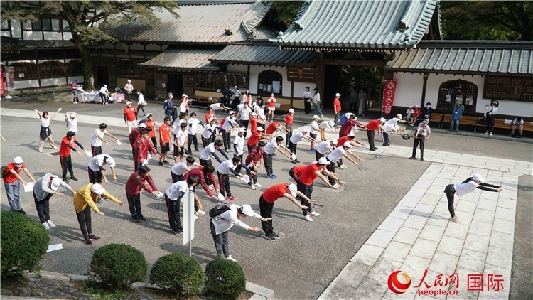 開(kāi)跑前，中日青少年一起做熱身運(yùn)動(dòng)。人民網(wǎng) 蔣曉辰攝
