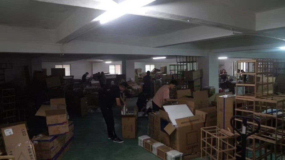 查處倉庫現(xiàn)場。重慶市梁平區(qū)公安局供圖。