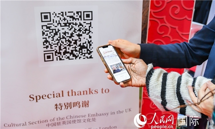 觀眾掃碼《我們的中國故事》系列視頻。人民網(wǎng) 郭錦標(biāo)攝