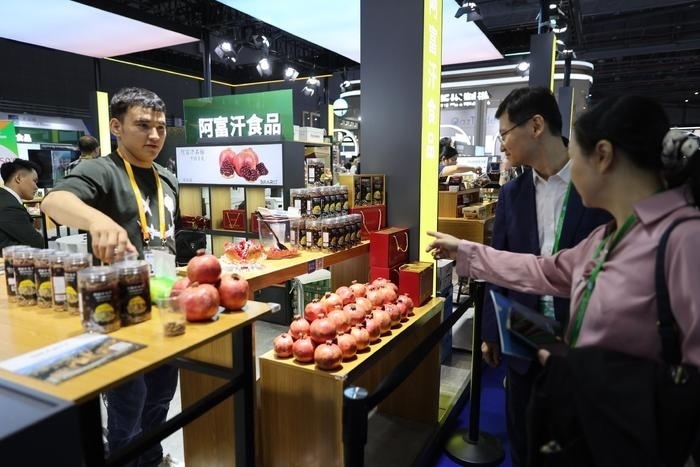 11月6日，在第六屆進博會食品及農(nóng)產(chǎn)品展區(qū)，阿富汗食品吸引參展人員。