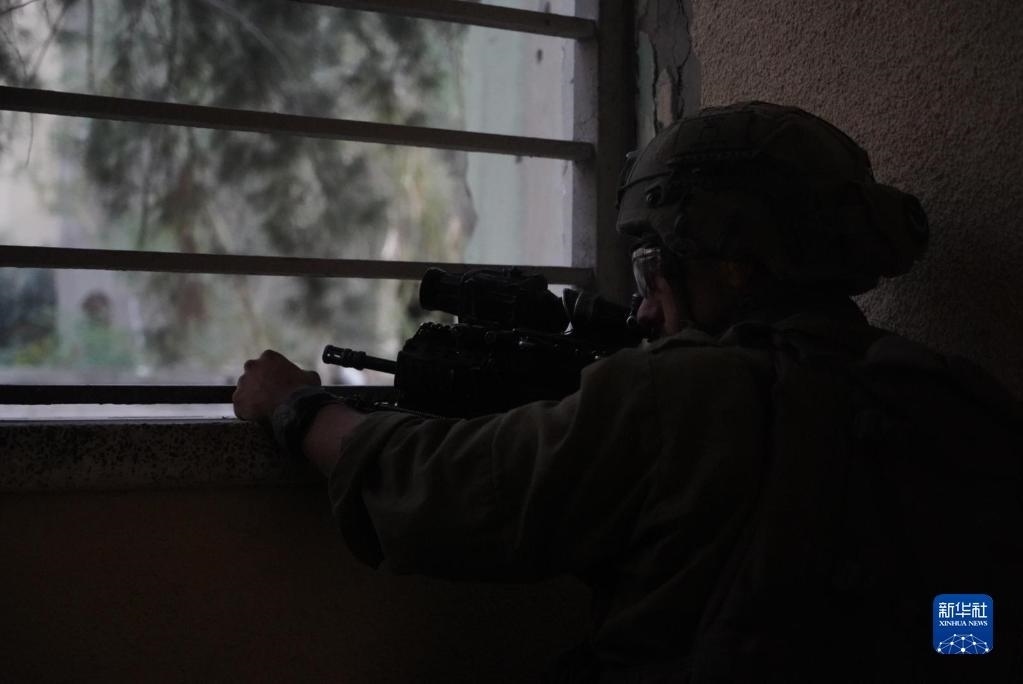 這張以色列國防軍11月9日發(fā)布的照片顯示，以軍地面部隊在加沙城進(jìn)行軍事行動。新華社發(fā)