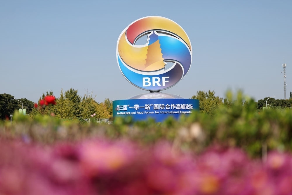 這是在北京市北土城路附近拍攝的“一帶一路”國際合作高峰論壇景觀布置（2023年10月16日攝）。第三屆“一帶一路”國際合作高峰論壇于10月17日至18日在北京舉行。新華社記者 陳斌 攝
