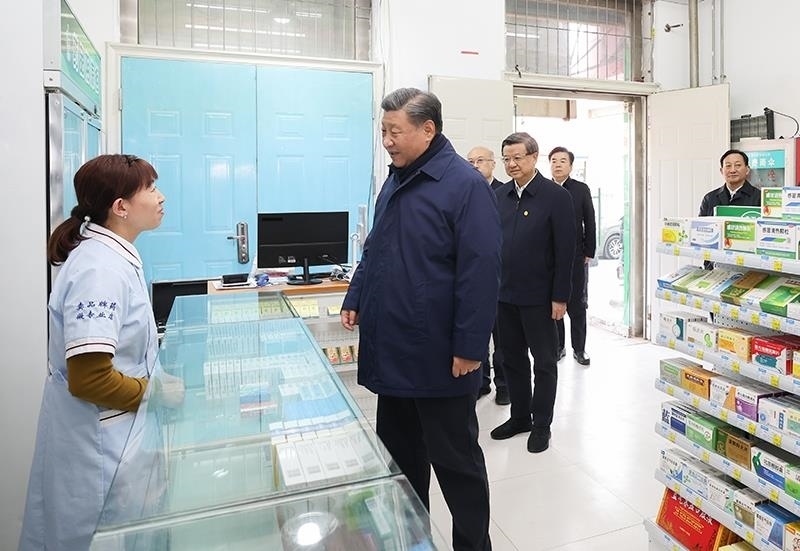 2023年11月10日，習近平總書記在河北保定涿州市永濟秀園小區(qū)門口藥店，了解經(jīng)營恢復(fù)情況。