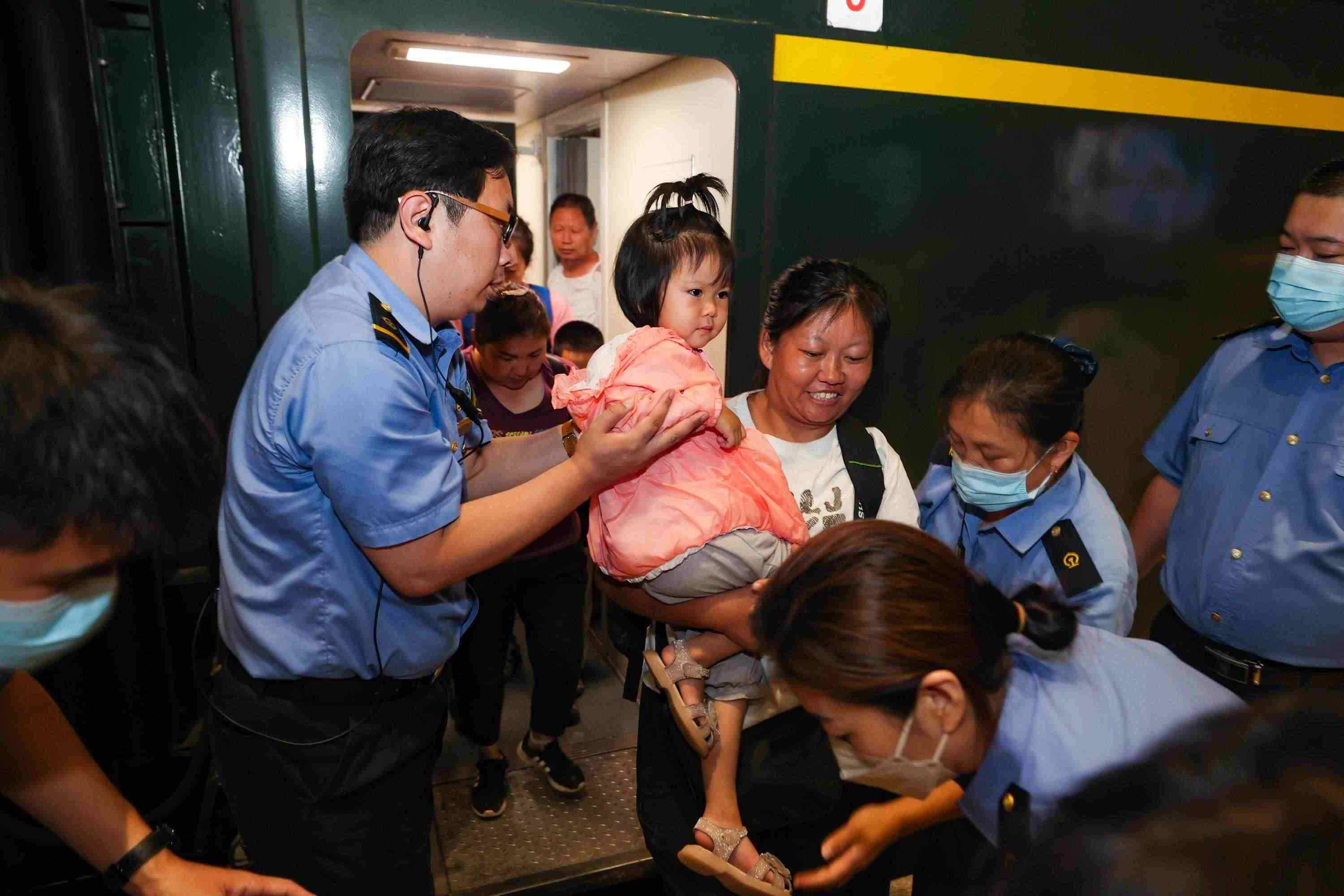 2023年8月2日，因強降雨被困的K396次列車第二批近500名旅客在救援隊的一路護送下，徒步五個小時抵達妙峰山鎮(zhèn)水峪嘴村。稍作休整后，他們乘坐臨時旅客列車前往北京豐臺站。
