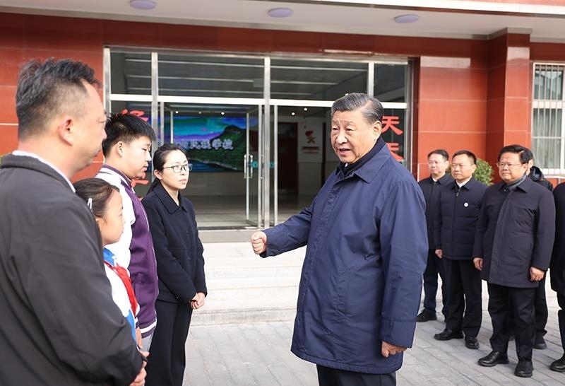 2023年11月10日，習近平總書記在北京門頭溝妙峰山民族學校，親切慰問因公犧牲烈士家屬。