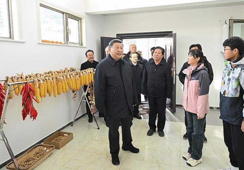 2023年11月10日，習近平總書記在北京門頭溝妙峰山鎮(zhèn)水峪嘴村村民李盟家看望慰問，了解房屋受損、修繕和冬季取暖等情況。