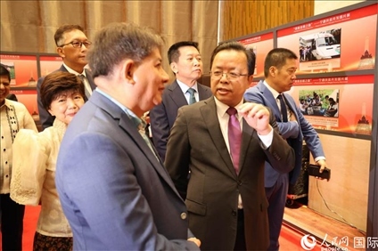 論壇期間配套舉行“‘擺脫貧困之路’——寧德扶貧開發(fā)圖片展”。人民網(wǎng)記者樊帆 攝
