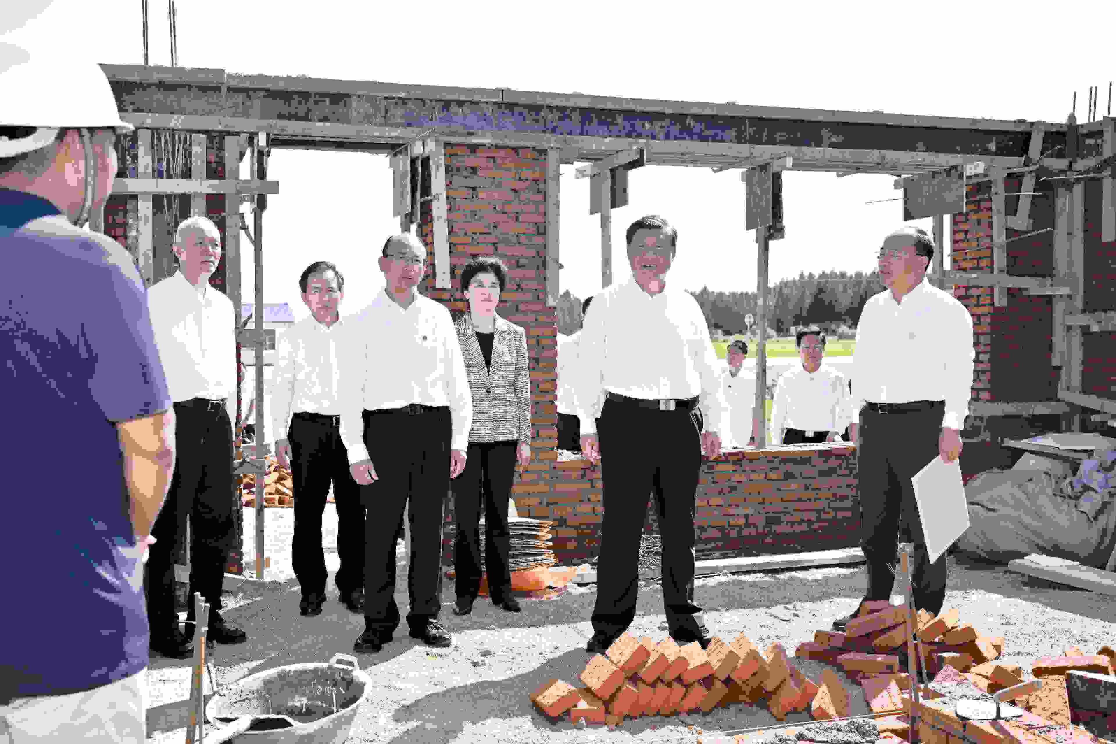 2023年9月7日，習(xí)近平總書(shū)記在遭受洪澇災(zāi)害的黑龍江省哈爾濱尚志市老街基鄉(xiāng)龍王廟村，察看水毀房屋重建情況。
