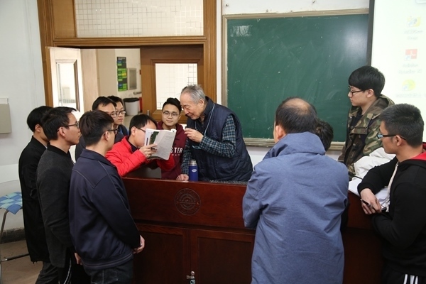鐘萬(wàn)勰院士為學(xué)生們答疑解惑。大連理工大學(xué)供圖