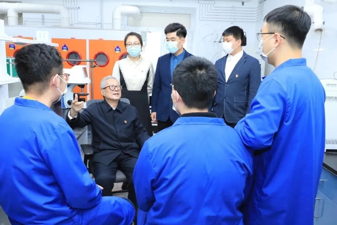 秦裕琨院士在實(shí)驗(yàn)室與青年師生交流。哈爾濱工業(yè)大學(xué)供圖
