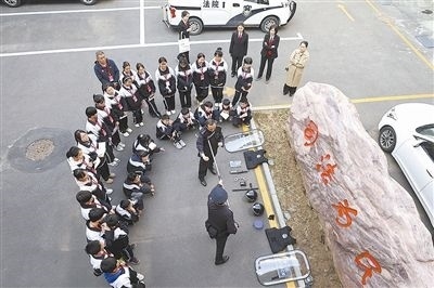 圖②：法警對(duì)警用裝備的使用進(jìn)行現(xiàn)場(chǎng)演示。