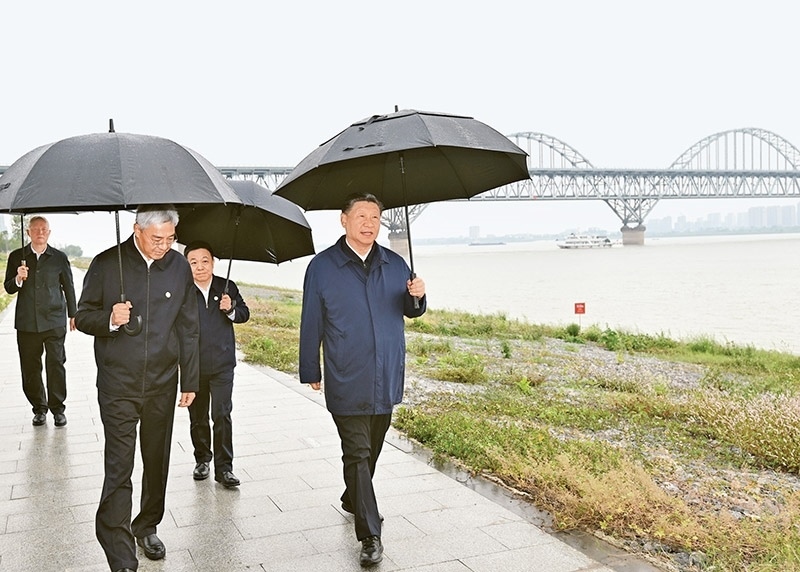 2023年10月10日至13日，中共中央總書記、國家主席、中央軍委主席習(xí)近平在江西考察。這是10日下午，習(xí)近平在長江國家文化公園九江城區(qū)段考察時，冒雨沿江堤步行察看沿岸風(fēng)貌。 新華社記者 謝環(huán)馳/攝