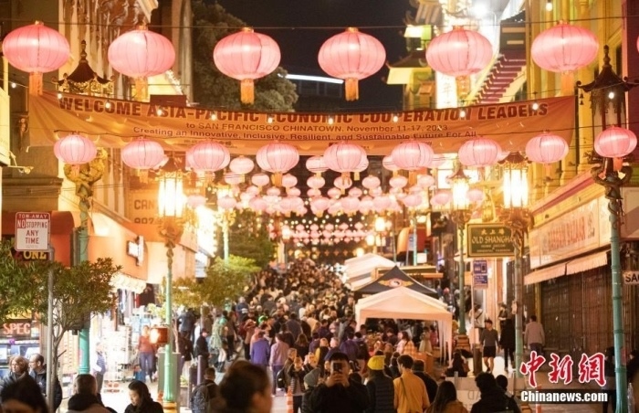 當?shù)貢r間11月10日，美國舊金山唐人街夜市人頭攢動。亞太經(jīng)合組織(APEC)第三十次領(lǐng)導人非正式會議將在舊金山舉行，當?shù)靥迫私钟媱澟e辦包括夜市在內(nèi)的多場活動，以吸引與會者、游客和市民的光顧。<a target='_blank' href='/'><p class=