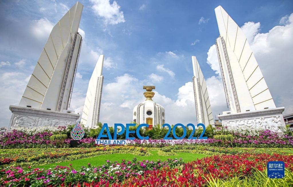 這是2022年11月16日在泰國(guó)首都曼谷街頭拍攝的2022年亞太經(jīng)合組織會(huì)議標(biāo)識(shí)。新華社記者 王騰 攝
