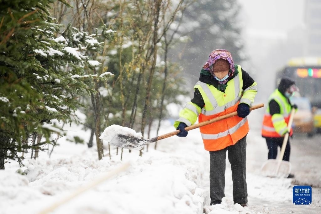 11月16日，環(huán)衛(wèi)工人在清理道路上的積雪。當日，黑龍江哈爾濱市迎來雨雪天氣。新華社記者 王建威 攝