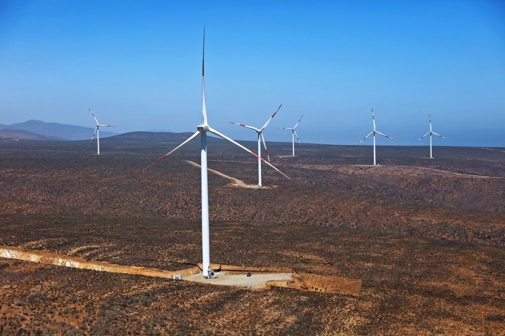 這是2023年2月14日拍攝的位于智利中部沿海的蓬塔謝拉風(fēng)電場(chǎng)。蓬塔謝拉風(fēng)電場(chǎng)是中國(guó)在智利投資建設(shè)的首個(gè)風(fēng)電場(chǎng)，2018年正式投產(chǎn)發(fā)電，可滿足13萬(wàn)戶家庭的用電需求，同時(shí)每年還能減少15.7萬(wàn)噸碳排放。