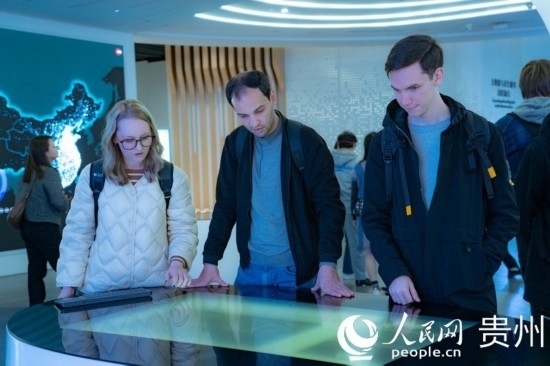 在國家大數(shù)據(jù)（貴州）綜合試驗區(qū)交流體驗中心，歐亞國家記者體驗貴州大數(shù)據(jù)應用場景。人民網(wǎng) 陽茜攝