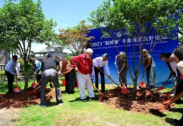 2023年6月28日，出席“鼓嶺之友”座談會的中美各界人士在鼓嶺共同植樹留念。