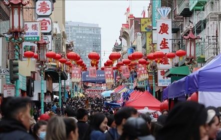 2023年1月15日，人們?cè)诿绹f金山唐人街的迎春街會(huì)上游覽、購物。當(dāng)日，為期兩天的迎春街會(huì)在美國舊金山唐人街閉幕，活動(dòng)吸引了大批市民和游客。新華社發(fā)