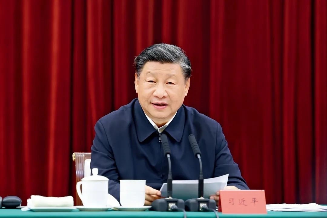 2023年10月12日，中共中央總書記、國家主席、中央軍委主席習(xí)近平在江西省南昌市主持召開進(jìn)一步推動長江經(jīng)濟(jì)帶高質(zhì)量發(fā)展座談會并發(fā)表重要講話。習(xí)近平強(qiáng)調(diào)，完善跨區(qū)域、跨部門、跨層級的數(shù)據(jù)信息共享和流程互聯(lián)互通，深化政務(wù)服務(wù)合作，優(yōu)化營商環(huán)境。圖/新華社記者 鞠鵬 攝