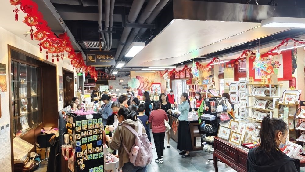 游客在天津市西青區(qū)楊柳青民俗文化館游覽。（新華社記者宋瑞 攝）