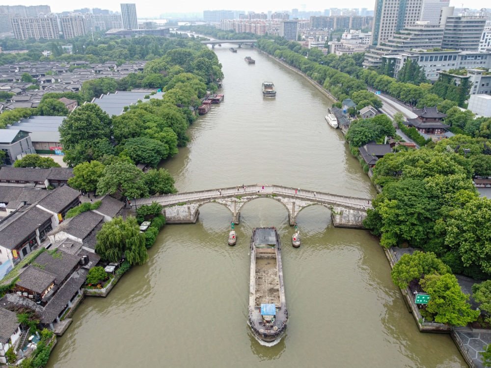 2022年5月27日，貨船通過京杭大運河杭州段拱宸橋。（新華社記者江漢 攝）