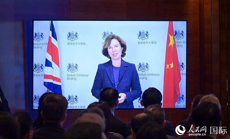 英國(guó)駐華大使吳若蘭發(fā)表視頻主旨演講。人民網(wǎng) 郭錦標(biāo) 攝