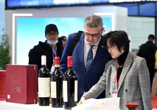  11月23日，參觀者在國(guó)家會(huì)展中心（天津）國(guó)內(nèi)省市合作交流展區(qū)參觀。新華社記者 趙子碩 攝