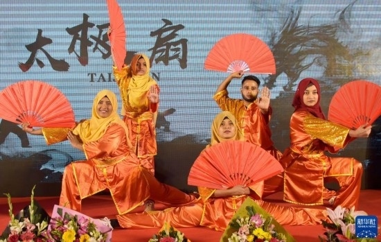 11月22日，在孟加拉國達(dá)卡，學(xué)生在孔子課堂揭牌儀式上表演。新華社發(fā)（薩利姆攝）