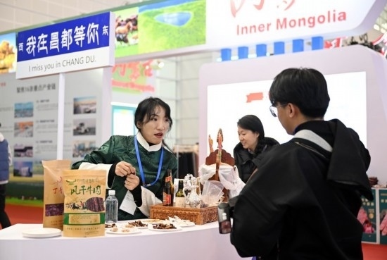 11月23日，參展商和參觀者在國(guó)家會(huì)展中心（天津）國(guó)內(nèi)省市合作交流展區(qū)交流。新華社記者 趙子碩 攝