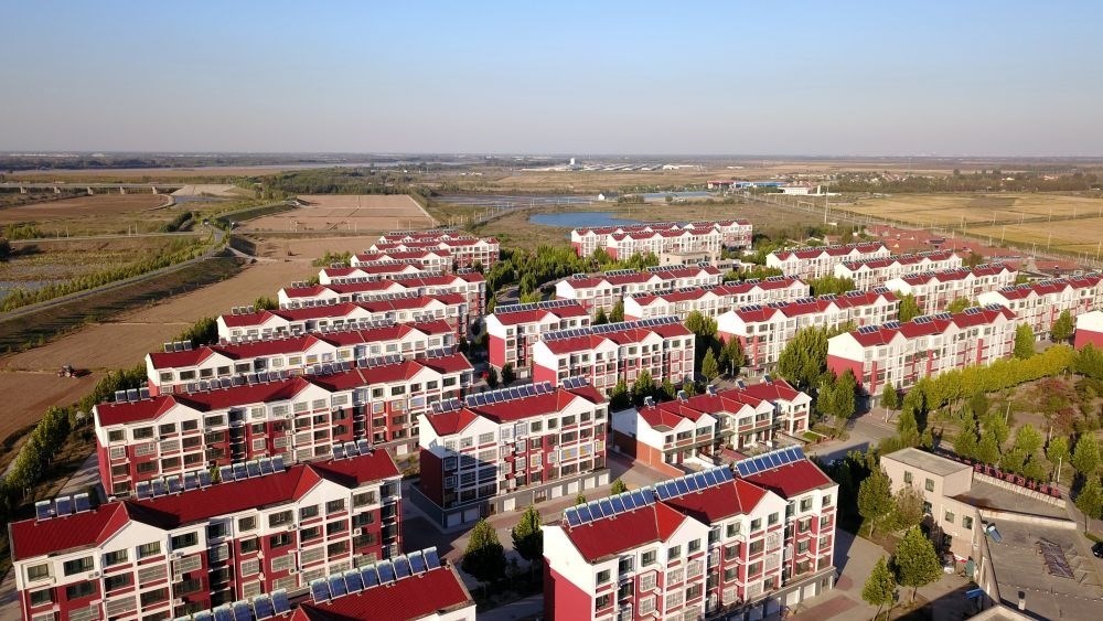 山東省東營(yíng)市墾利區(qū)楊廟社區(qū)（2021年10月17日攝，無(wú)人機(jī)照片）。新華社記者 郭緒雷 攝