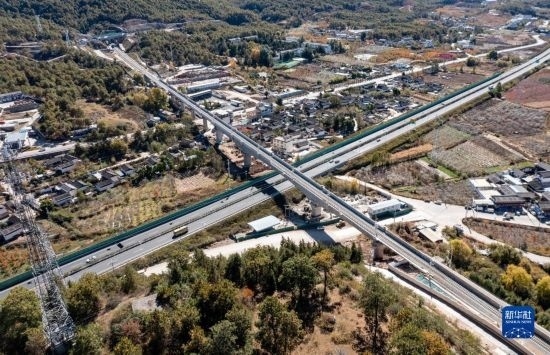 11月25日在麗江市境內(nèi)拍攝的即將開(kāi)通的麗香鐵路（無(wú)人機(jī)照片）。