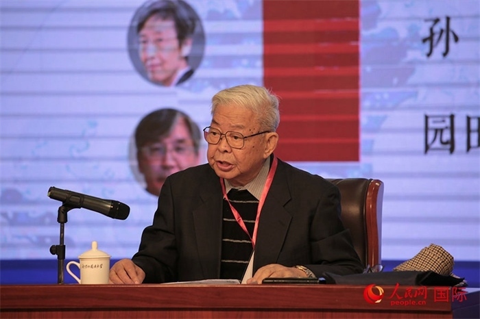 北京外國語大學(xué)北京日本學(xué)研究中心原主任嚴(yán)安生發(fā)表主旨演講。人民網(wǎng)記者 張麗婭攝